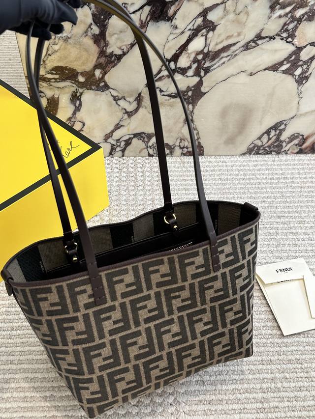 配盒 Size：21*18Cm Fendi 每个角度都敲好看的 新月小Tote 包底的设计简直太爱啦！ 360度无死角！！ 它还是一包三背哦 怎么背都美貌时髦
