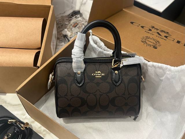 复刻版 配盒 Size：18*12Cm C家 24Ss枕头包 新品 超级可爱的迷你波士顿 经典的小号的 Size 小小的身体，大大的容量！ 渠道货很难得哦！ 搜