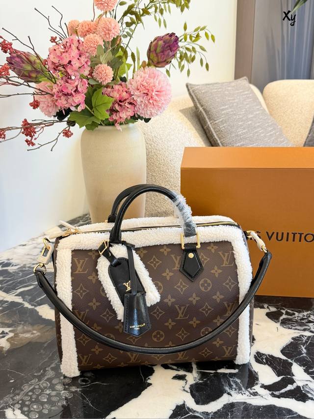 Speedy Soft 30 Teddy 手袋 M26326 老花 毛毛 本款 Speedy Soft 30 Teddy 手袋为 Monogram 帆布搭配舒适