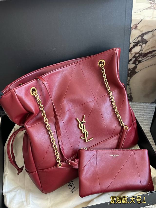 圣罗兰新品Jamie手袋，松弛有度的时尚，Ysl新品Jamie大号手袋，手袋的精致设计，不仅能够完美收纳你的日常所需，更是一种生活态度的展现。松弛有度，既不失优