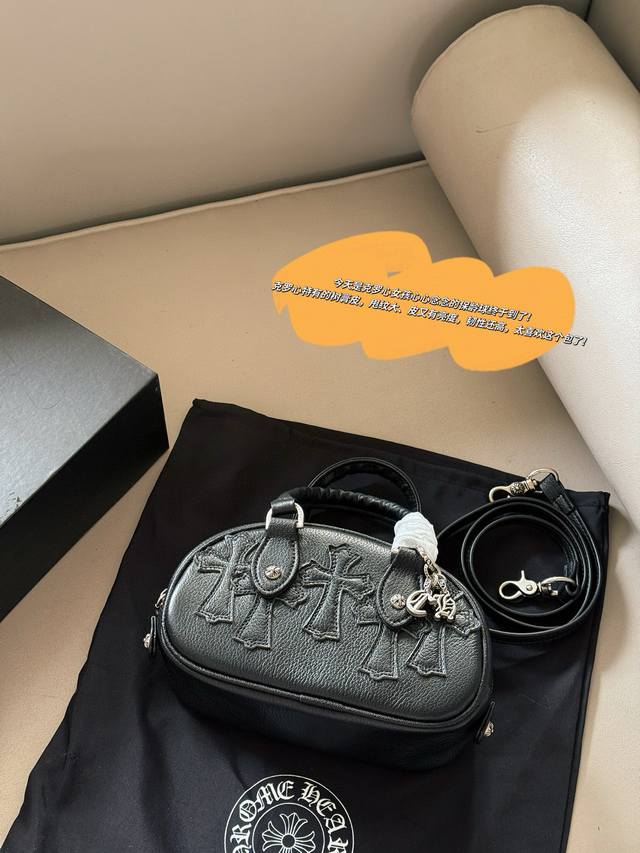 配盒 牛皮 Size：20*13Cm Chrome Hearts克罗心经典黑色保龄球包包 Mini保龄球包太百~搭了 一眼就心动 五金也太漂亮了，做工非常精致