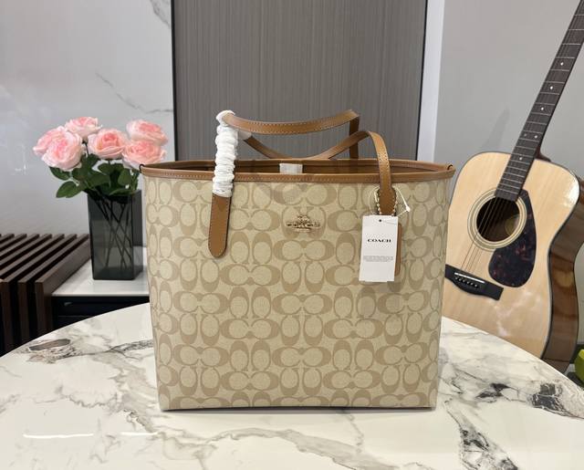 配飞机盒 复刻版 Size：35*27Cm 蔻驰 新款吸扣单面City托特包 经典Logo购物袋Tote包 最高版本！ 这个小长假需要它 搜索Coach 购物袋