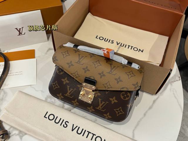 配盒 原单版 Size:21*13Cm L家 新款小邮差Metis 来来来! 完美尺寸的Lv邮差包来啦 使用率超级高! 可爱 可爱 终于终于出了! 全钢五金 全 配盒 原单版 Size:21*13Cm L家 新款小邮差Metis 来来来! 完美尺寸的Lv邮差包来啦 使用率超级高! 可爱 可爱 终于终于出了! 全钢五金 全