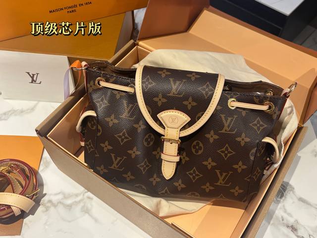 顶级芯片版 配盒 尺寸 23*17Cm Lv这个新款 OdysséE 自带金属链条，能手拎、单肩、斜挎 旁边还有两个侧袋可以装些小东西一款 可爱又实用的美丽包包