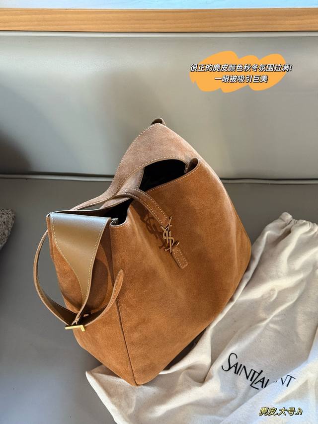 配盒 Size： 22*21Cm 小号 30*31Cm 中号 谁还没拥有 Ysl Soft Hobo！大爱这款包呀 实用性超强的！ 大包就选它啦~ 麂皮的手感太