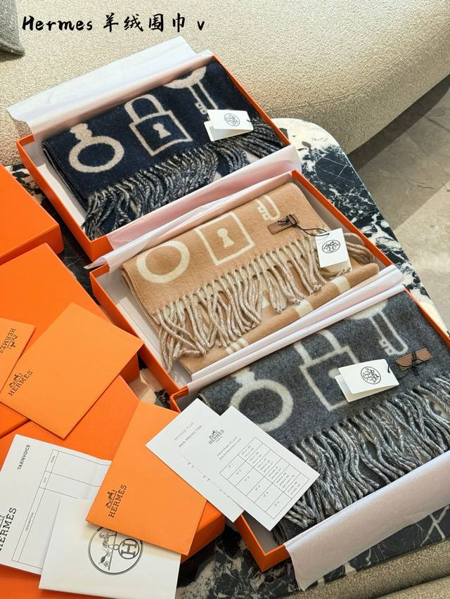 爱马仕钥匙围巾 冬天最火的一条 爱马仕的羊绒围巾冬天太具性价比啦[斜眼R][斜眼R] 这个钥匙款式 今年有点火