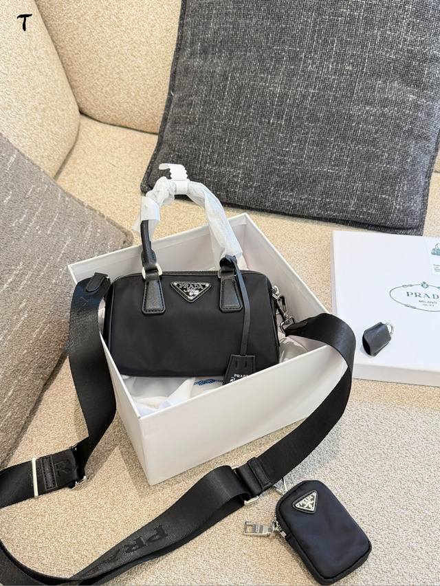 prada波士顿三合一 实物针不戳 拿到实物真的好喜欢尺寸真的刚刚好 不会太大也不会太小 容量很足 撞包机率非常小 不会像三合一Hobo那么容易撞 并且买了的反