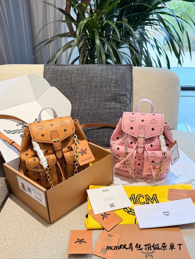 Mcm Arenvi双肩背包 融合现代感与经典元素,Arenvi 系列以精致小巧的廓形与实用功能,诠释Mcm一贯的高级格调。三种配色,各具魅力,适合不同风格与场 Mcm Arenvi双肩背包 融合现代感与经典元素,Arenvi 系列以精致小巧的廓形与实用功能,诠释Mcm一贯的高级格调。三种配色,各具魅力,适合不同风格与场