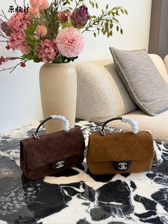 Chanel中古Cf大迷你 ◆Chanel中古Cf大迷你 深棕色巧克力色调，复古丝绒材，质柔软有光泽，秋冬氛围感满满+。经典菱格纹+银 色链条+双C Logo,