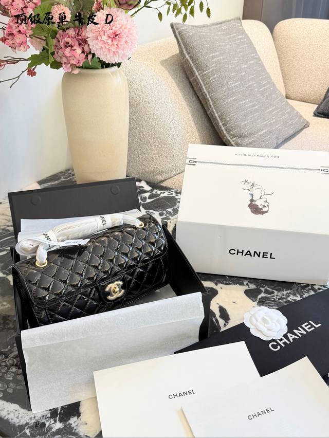 油蜡亮牛皮 香奈儿25B口袋包 香奈儿25B口袋包，因外形被称为‘法棍包”，采用耐磨荔枝纹牛皮，搭配经典菱格纹和复古金色五金汁。包身正，面有两个小口袋，增添俏皮