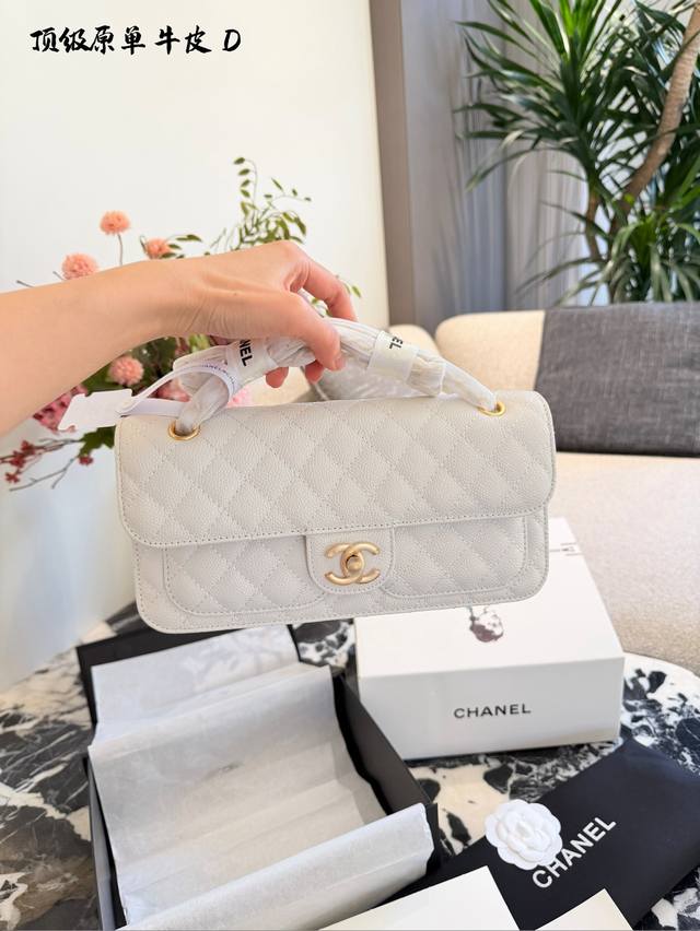 鱼子酱牛皮 香奈儿25B口袋包 香奈儿25B口袋包，因外形被称为‘法棍包”，采用耐磨荔枝纹牛皮，搭配经典菱格纹和复古金色五金汁。包身正，面有两个小口袋，增添俏皮