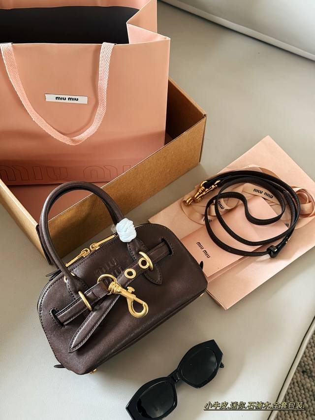 迷你 牛皮 全套包装 Size：21*13Cm 迷你 Miu.24新贝壳 做旧褪色质感 牛皮材质！ 随性时髦的感觉~ 简单拎着就能显现出不经意的高级感！