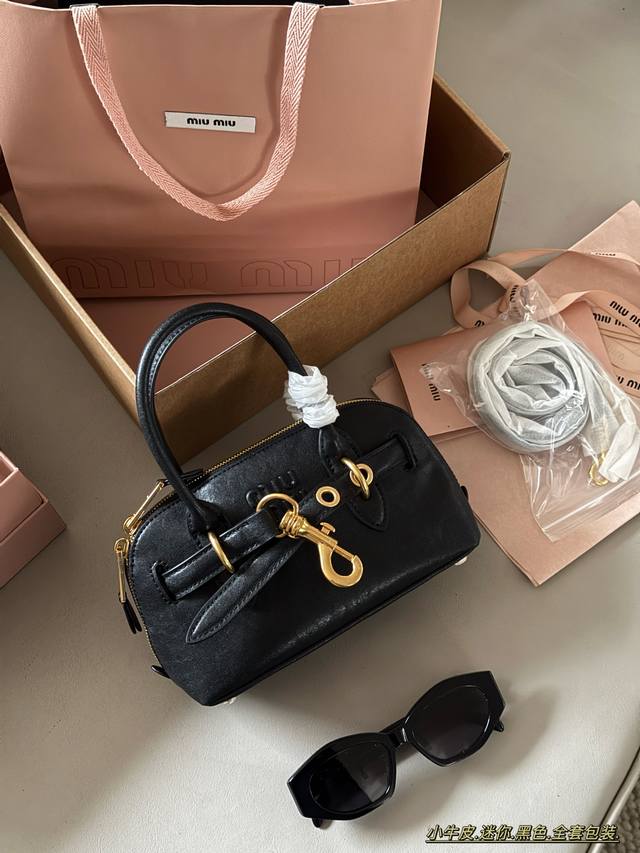 牛皮 全套包装 迷你 Size：21*13Cm 迷你 Miu.24新贝壳 做旧褪色质感 牛皮材质！ 随性时髦的感觉~ 简单拎着就能显现出不经意的高级感！