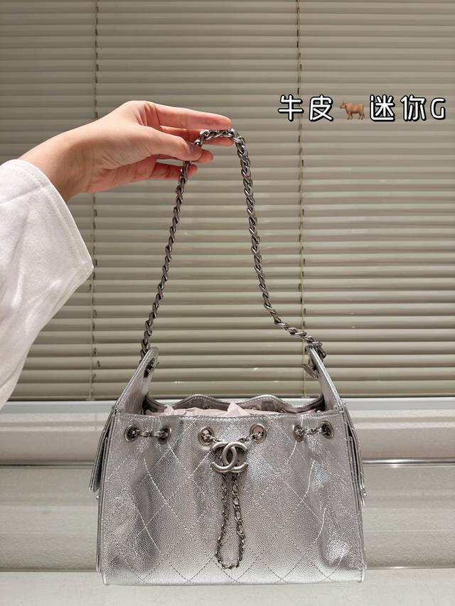 原单版本 鱼子纹 Mini Chanel 2026 Cruise早春手袋Mini Hobo 香奈儿 Chanel 牛皮刺绣购物袋出货｜超级柔软，亲感特别好！内里