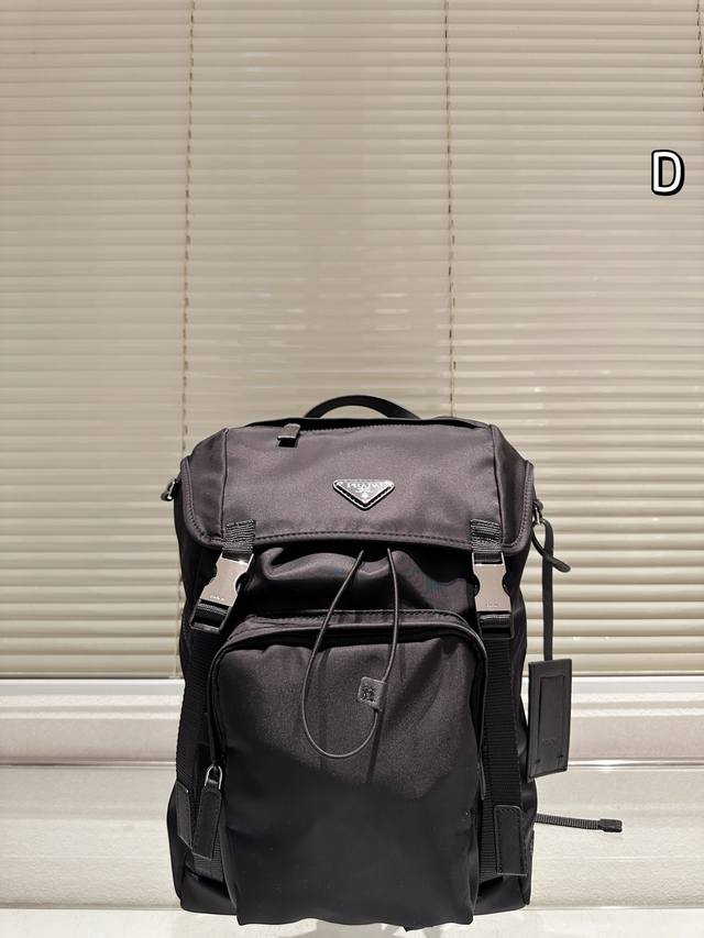 prada × Adidas 联名包 双肩包 prada与 Adidas 再次携手联名、首次推出成衣系列、由 Adidas 设计、prada于意大利生产制造,两 prada × Adidas 联名包 双肩包 prada与 Adidas 再次携手联名、首次推出成衣系列、由 Adidas 设计、prada于意大利生产制造,两