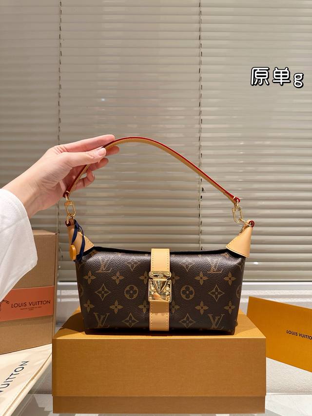 配盒 复刻版 Size：21.5*12Cm Lv 新款Mia饺子包 小小饭盒包拿捏 性价比超级高 金色S-Lock磁吸锁扣，开合顺滑不硌手 超轻又能装的腋下饭盒