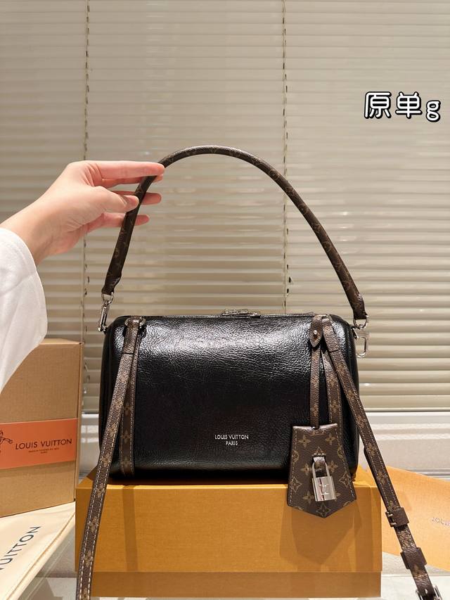 配盒 升级版 Size：25*17Cm Lv Express 新品 小号 油蜡皮！ 复古又有质感噻 通勤又实用又时髦 感觉是会越用越爱越好看的包包 包包自重非常