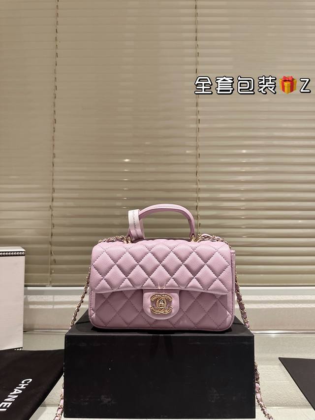 牛皮版本 Chanel 22B金属手柄Minicf 新款金属手柄 Cf Mini 真香，金属双C Logo 经典万年③ 金这季手柄跟以往也不一样了，金属装饰是加