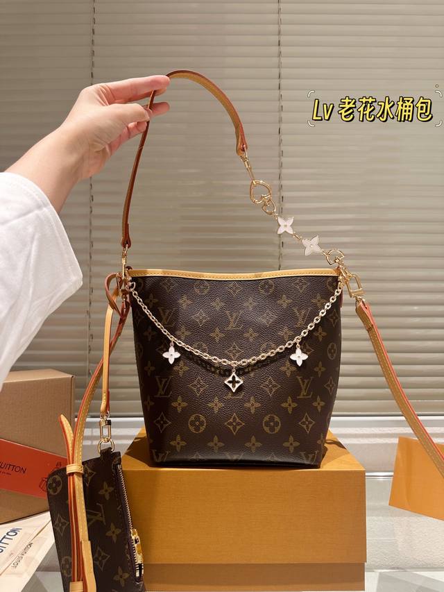Lv 水桶包子包改造款 Lv 原本是大包附赠的小包，经典 Monogram老花帆布+植鞣革红棕内衬，简约实用。改造后加了蜜蜡色肩带和金属链条，复古又时髦+。尺寸