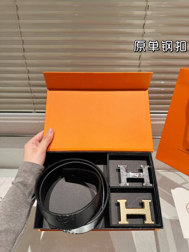 双头 钢扣 高版本！腰带 爱马仕牛皮皮带～热门款 男女通用皮带里面最火的版本啦～质量很好 全套包装！五金绝对不褪色 皮带头和专柜一样的哦～ 配礼盒手提袋发票