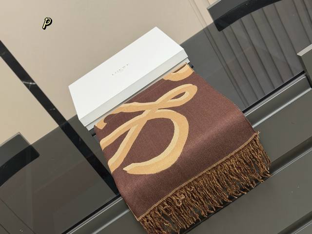 配盒 Size：45*190Cm 降温啦！晚上真的需要一条围巾 罗意威王牌围巾 无敌好卖的一款 必须种草的第一条围巾