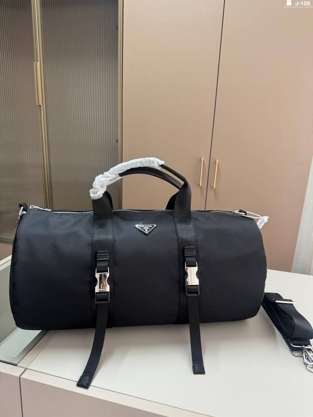 J-108尺寸45×23 普拉达旅行包 一只帅气能装的旅行袋 时尚爆发款火热来袭 经典设计大气可观男女通用款