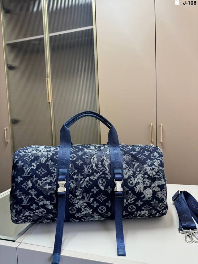 J-108尺寸45×23 Lv牛仔旅行包 一只帅气能装的旅行袋 时尚爆发款火热来袭 经典设计大气可观男女通用款