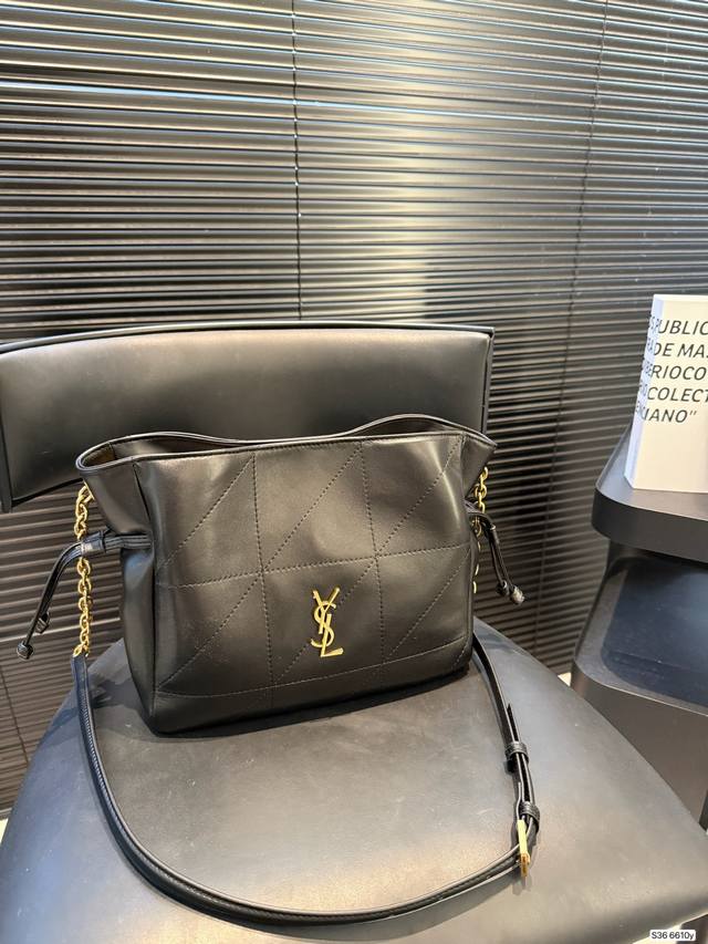 Ysl 超新款Jamie小水桶 太乖了！ Ysl超级新款来啰～ 持续Jamie福袋造型 来了一个小水桶 好Q呀 像个小烧麦 Hahaha 容量很好哦 尺寸26