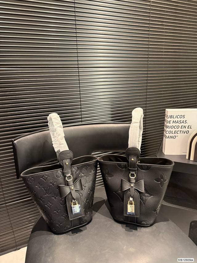 配折叠盒 盲猜这次Lv上新黑马是All In Bb Lv水桶 Lv尤物 尺寸：16 18 货号12925