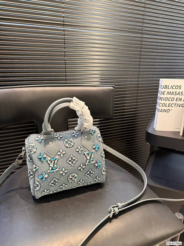 配飞机盒折叠盒 Lv牛仔闪钻枕头包 手袋是一款理想的都市手袋。 标志性的造型与经典的 Monogram 帆布，加之多种携带方式和奢华的饰边为该包平添一份时尚前卫