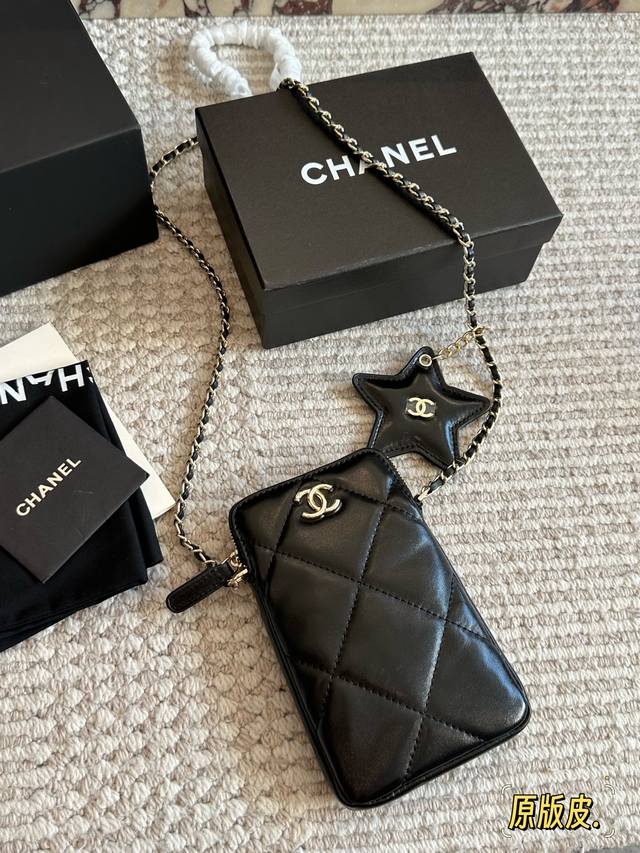 原版皮 Chanel 迷你小手机包 Chanel 25C-万多的小包还是很实用的，今天上市的新款Mini Tote能放得下大屏手机。可以当手机包背出门，一包多重