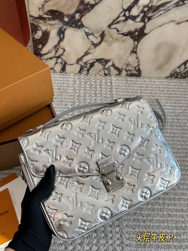 头层牛皮配盒 Size:25Cm L家 高版本 邮差包 老花邮差 每一年这个季节都要推一下! 因为它太经典!太好看! 头层牛皮配盒 Size:25Cm L家 高版本 邮差包 老花邮差 每一年这个季节都要推一下! 因为它太经典!太好看!