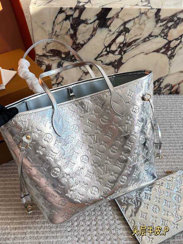 头层牛皮 Lv Neverfull购物袋 N41605Lv 家的经典王牌，超大容量的设计作为妈咪包和Ol通勤都是妥妥 滴,出镜率 最高的包款。条纹内衬完全不单调
