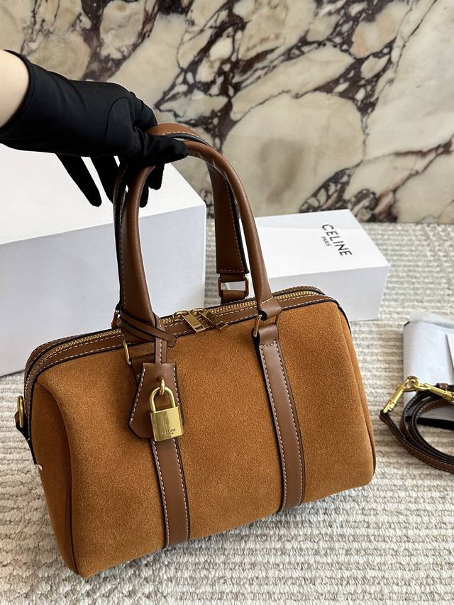 配盒 Size：26*16Cm Celine 超美枕头包 复古性感百搭 不容错过！！