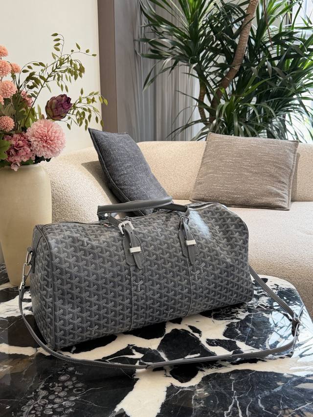 顶级原单 全钢锁头 Goyard Boston 50灰色旅行袋 Goyard Boston 50灰色旅行袋，经典老花帆布+低调简约又奢华十。50Cm黄金尺寸，容