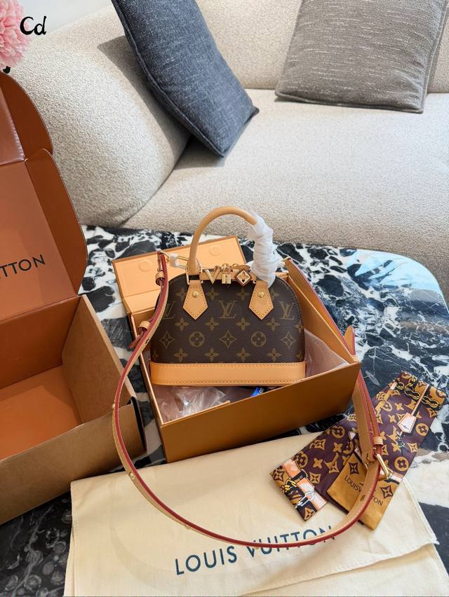 Lv Alma Bb老花贝壳 Lv Alma Bb贝壳包，经典Monogram老花帆布+牛皮饰边，金色五金超精致十。20X18X11Cm小巧精致，拉链开合更安全