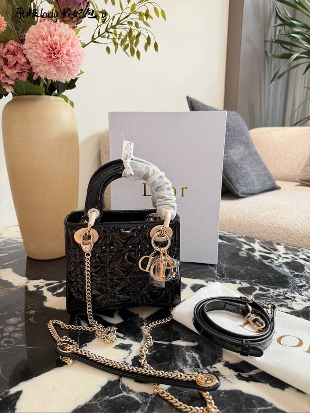 Dior三格漆皮戴妃包 Dior经 典L Ady Dior三格漆皮戴妃包，黑色漆皮+淡金配件，低调奢华+。藤格纹缉面线工艺，立体感满满。尺寸约17X15X7Cm
