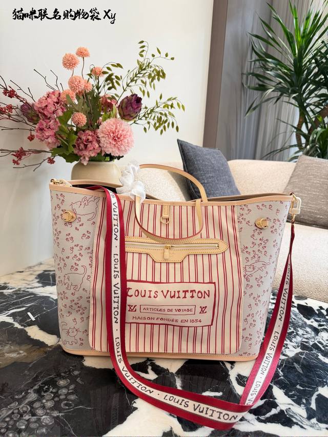 Lv猫咪联名购物袋 这是- -款L Ouis Vuitton与Grace Coddington联名的猫咪主题购物袋，设计上融入了可爱的猫咪图案和经典的Lv条纹元