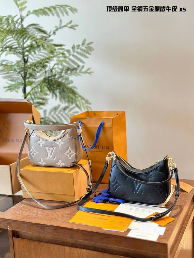 Lv 新款系腋下包 Bagatelle色系真的温柔到谷底~ 首先包型就不说了，这两年最流行的Hobo腋下包，经得住时间考验的包型，并且容量也是足足哒~Of纯色比