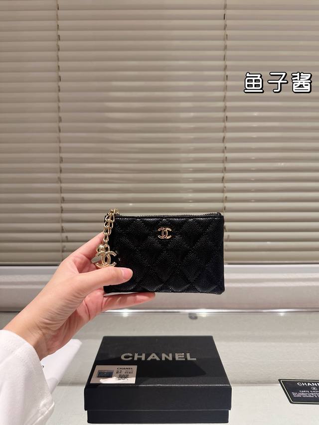 配盒 羊皮 鱼子酱 Size:13.5*9Cm 小香家 Chanel Cf 鱼子酱 卡包 钱包 钥匙包薄薄一只 超好裝還不佔空间特别实用的一款哦