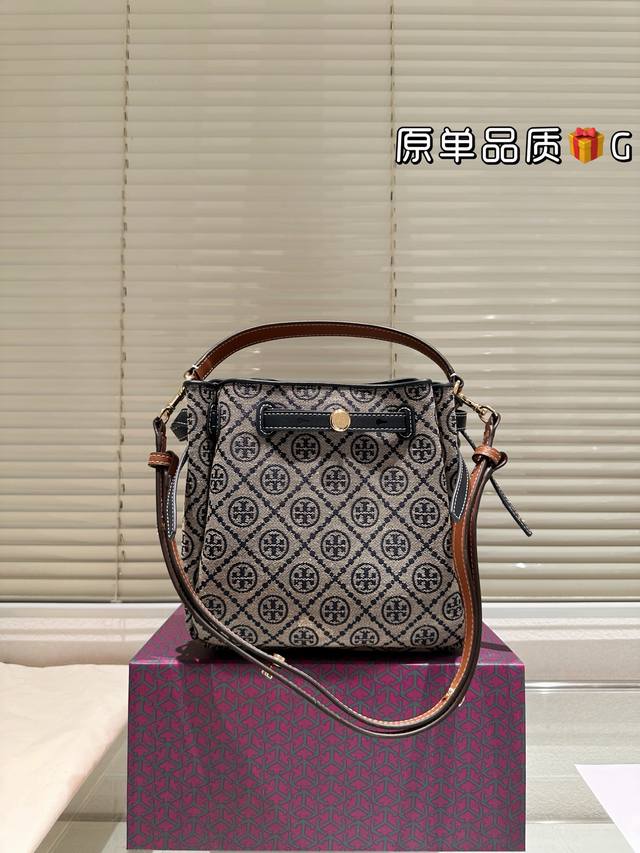 折叠盒 Size：23 21Cm Tb 新款水桶包 ！ 很特别的颜色 . 颜色高级，精致秀气！ 真的超舒服！ 气质满分！