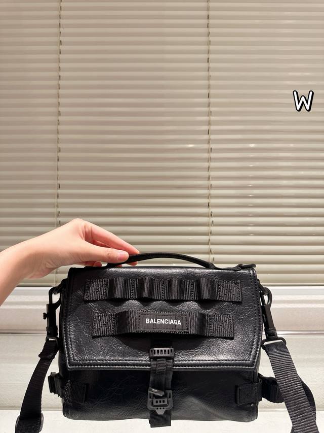 巴黎世家复古邮差包 尺寸24.19