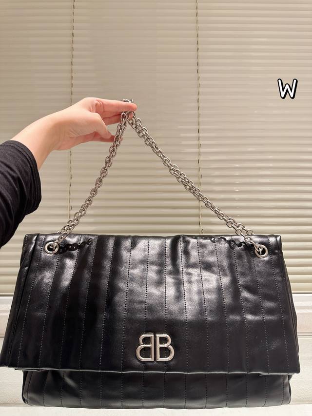 Blcg新品 Monaco衍缝系列 黑银配色翻盖包包 Blcg#链条包 新品，Monaco衍缝系列 黑银配色，翻盖链条包包 超软小牛皮包，手感细腻 柔嫩，有羊皮