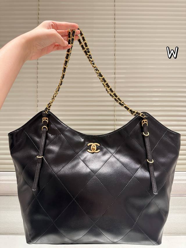 Chanel香奈儿 腋下链条包，经典黑金配色，菱格纹+淡金色链条，优雅又实用十。 容量适中，通勤休闲都Ok。荔枝纹牛皮耐磨易打理，链条可调节，手提、单肩、斜挎随