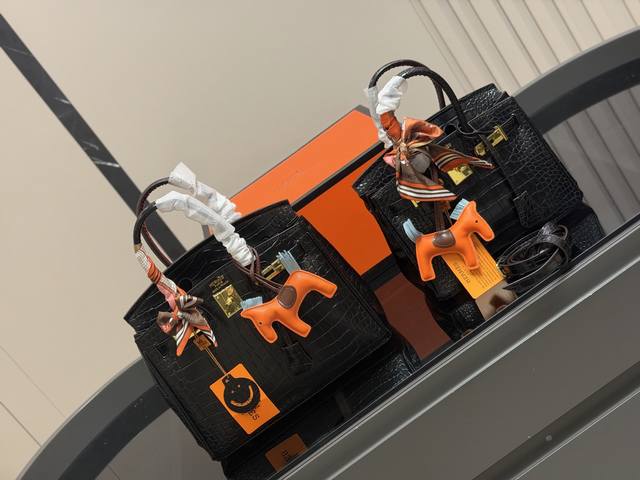 爱马仕铂金包鳄鱼纹 自己厂家做的质量特别好 这款已经卖了几年了 百搭款不过时市场500+质量超高性价比。尺寸 30Cm 不可斜挎 尺寸 25Cm可以斜挎 随机赠