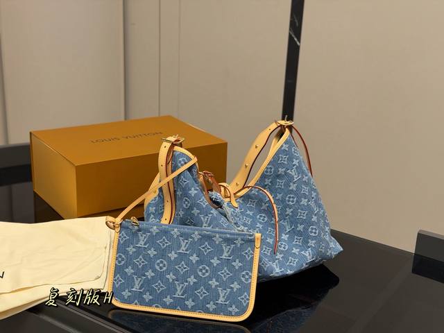 配折叠盒飞机盒 升级版 Size:38.29Cm 发货实拍感受一下吧 Lv 最强者Carryall, 可爱休闲都Ok哈 Carryall是真的强! 内附一只收纳 配折叠盒飞机盒 升级版 Size:38.29Cm 发货实拍感受一下吧 Lv 最强者Carryall, 可爱休闲都Ok哈 Carryall是真的强! 内附一只收纳