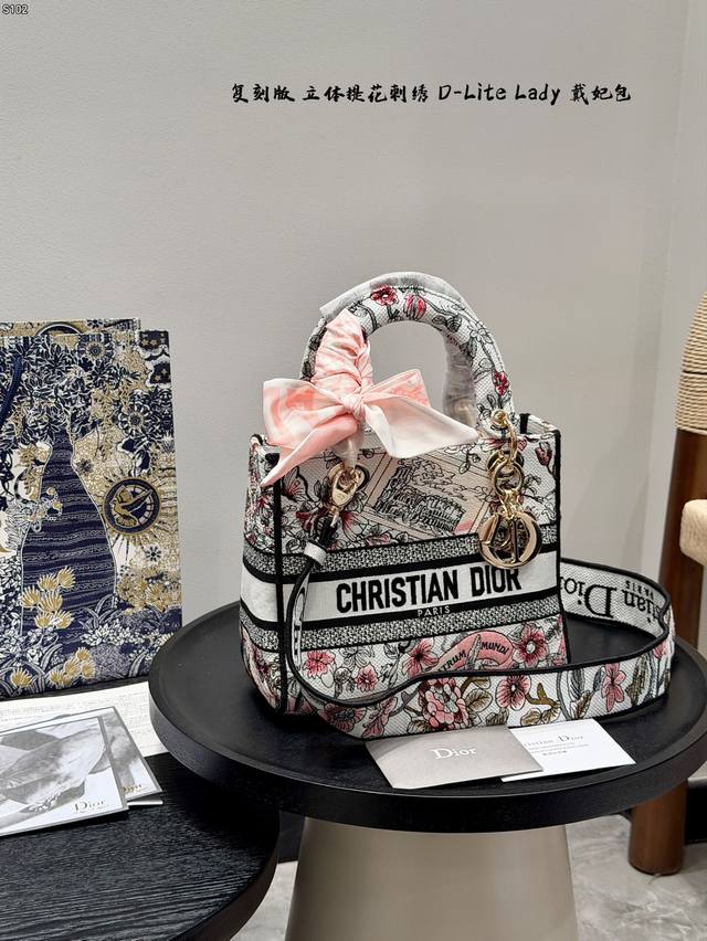 顶级原单 礼盒包装 Dior 迪奥Lady D-Lite 3D提花刺绣戴妃包明星同款 复刻版立体刺绣戴妃 D家最具有代表性的包包,拥有众多的粉丝~D家 Lady 顶级原单 礼盒包装 Dior 迪奥Lady D-Lite 3D提花刺绣戴妃包明星同款 复刻版立体刺绣戴妃 D家最具有代表性的包包,拥有众多的粉丝~D家 Lady