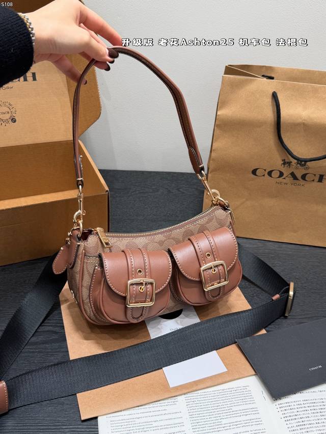 礼盒包装 升级版！ Coach蔻驰｜老花Ashton25机车包法棍包 背上它瞬间酷酷拿捏 都承载着时光的痕迹。 历经打磨却愈发独特； 随性中透露着不羁的魅力。