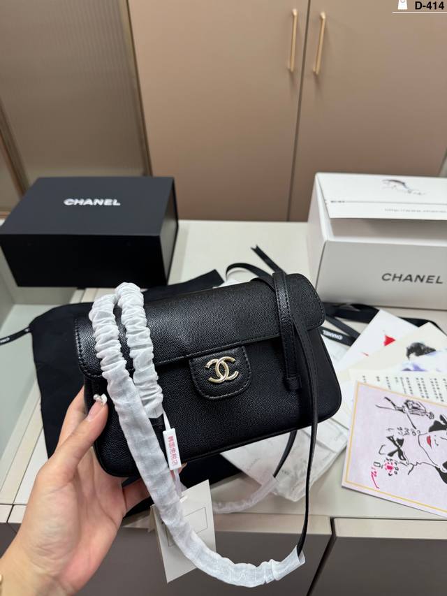 D-414尺寸20×11折叠盒飞机盒 Chanel香奈儿 26C Jennie小背包 26C 这个真的太喜欢 单肩手拎都好看 每种背法都没有违和感，后背应该春夏