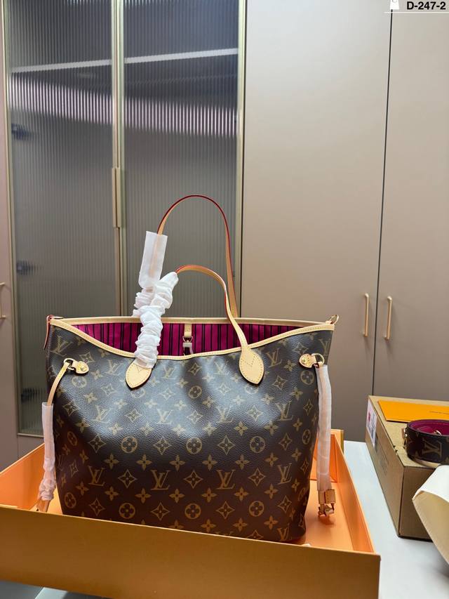 芯片版本全钢五金 D-247-2尺寸33×28折叠盒飞机盒 Lv Neverfull 购物袋！ 骨灰级产物！ 经典到无可复制！ 有质感！有味道！
